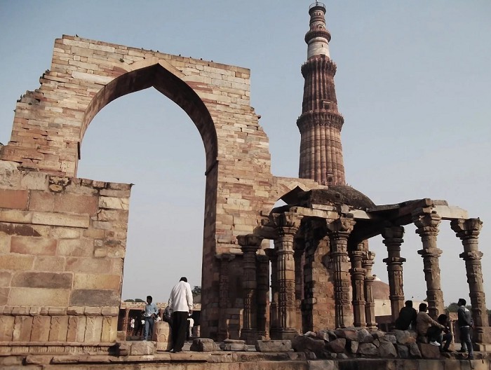 Первая в Индии мечеть Куват-ул-Ислам была построена на фундаменте индуистского храма. На заднем плане — минарет Кутб-Минар. Дели