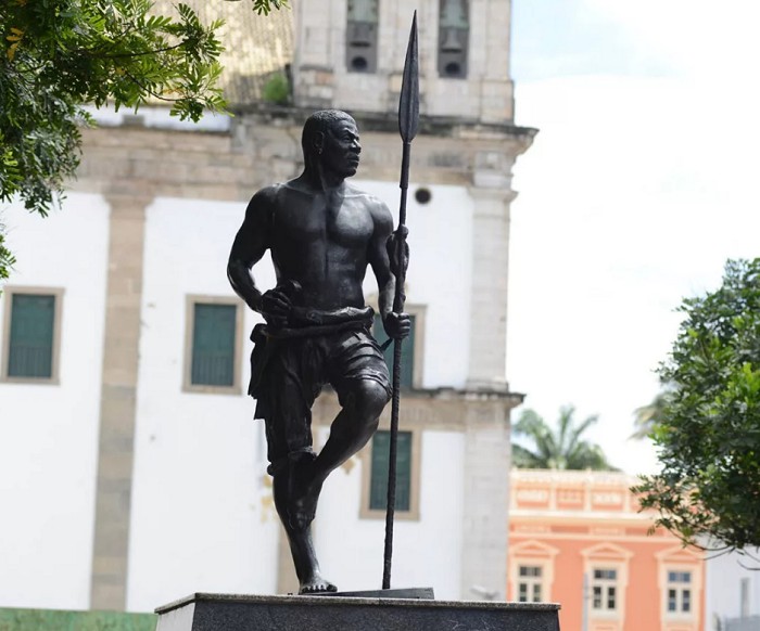 Памятник Зумби — последнему вождю Палмариса. Баия. Бразилия.