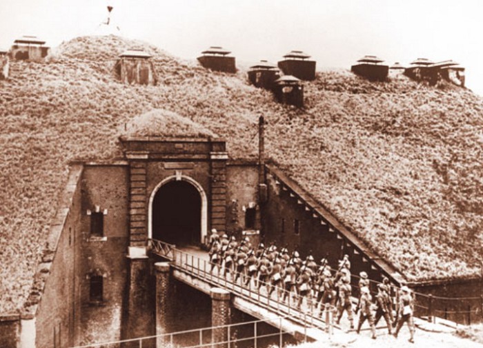 Солдаты переходят через мост во французскую подземную крепость на «линии Мажино». Май 1940 г.