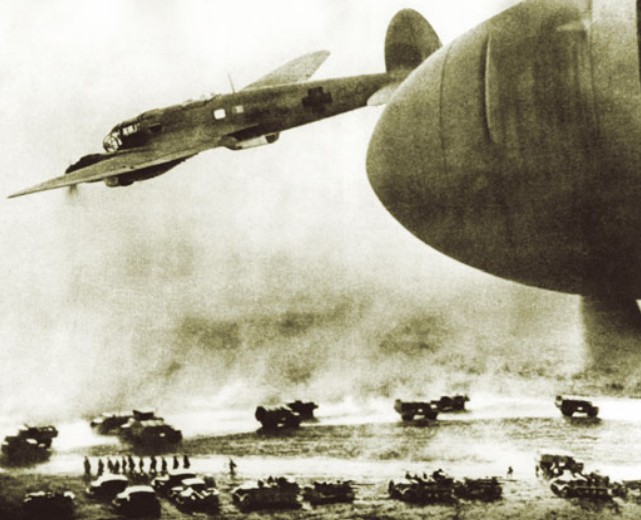 Немецкие бомбардировщики пролетают над сухопутными войсками вторжения