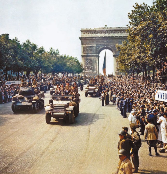 Военный парад на Елисейских полях в освобожденном Париже