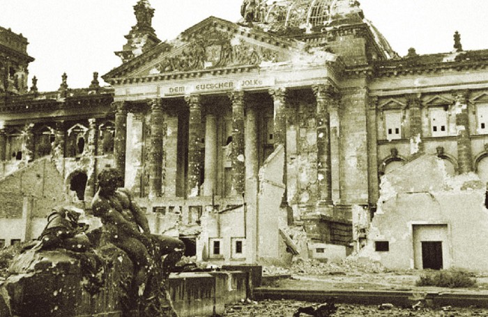 Вид Рейхстага после окончания штурма