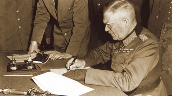 Генерал-фельдмаршал Вильгельм Кейтель подписывает акт о безоговорочной капитуляции германского вермахта
