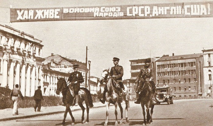 Советские солдаты на площади Тевелева освобожденного Харькова. Август 1943 г.