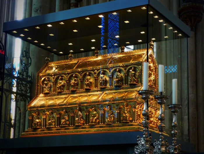 «Реликварий трех царей» в интерьере Кёльнского собора, в защитном кейсе