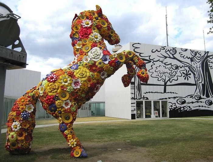 Цветочная лошадь. Современная скульптура. 2011 г.