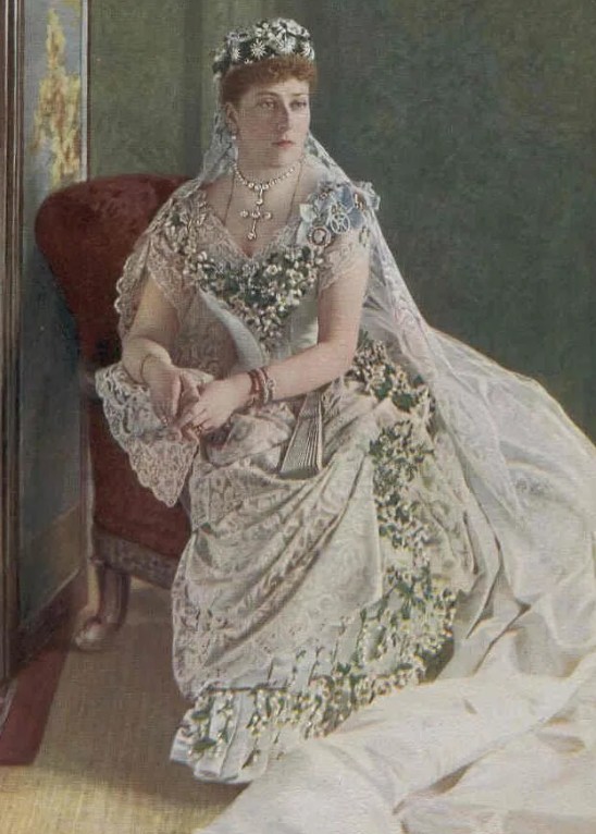 Принцесса Беатрис в свадебном платье. Фата из кружева Хонитон, переданная матерью, королевой Викторией. Открытка. 1885 г.