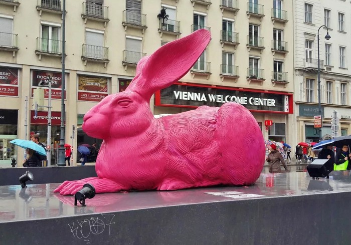 Вена, Австрия — 28 июня 2014 г.: фигура зайца в городском пейзаже.