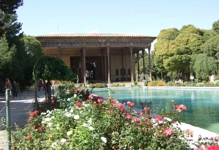 Персидский сад у дворца Чехель-сотун. Иран