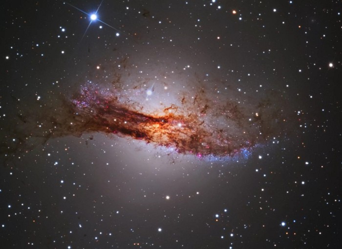 Изображение галактики Центавр A в видимом свете