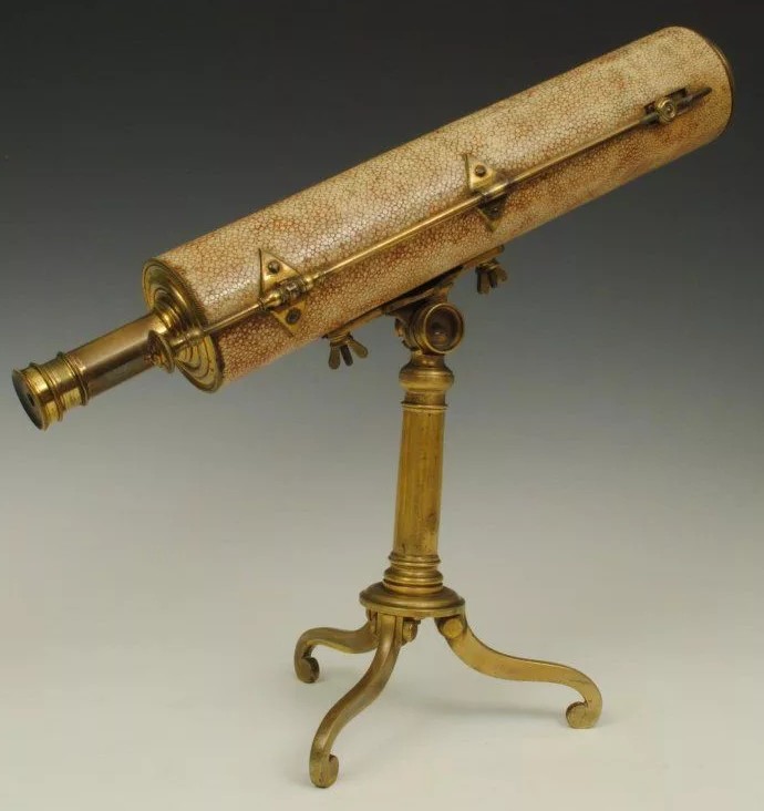 Старинный телескопрефлектор, обтянутый шагренью. Англия, XVIII в.