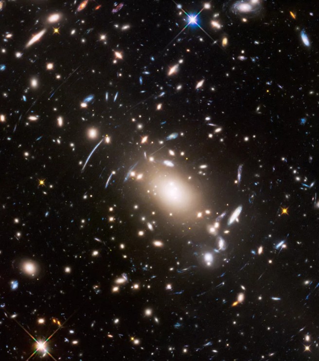 Фрагмент изображения космической области, составленного из снимков, полученных телескопом «Хаббл» с 2003 по 2004 г.