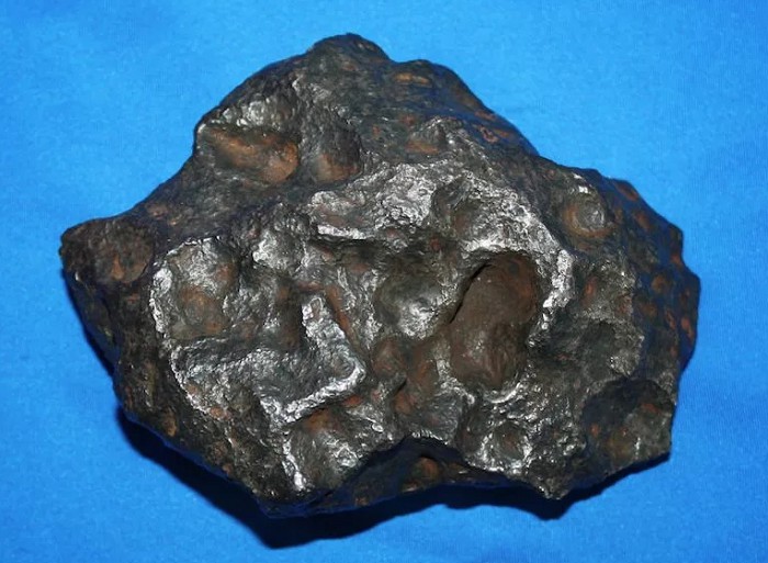 Метеорит из железоникелевого сплава