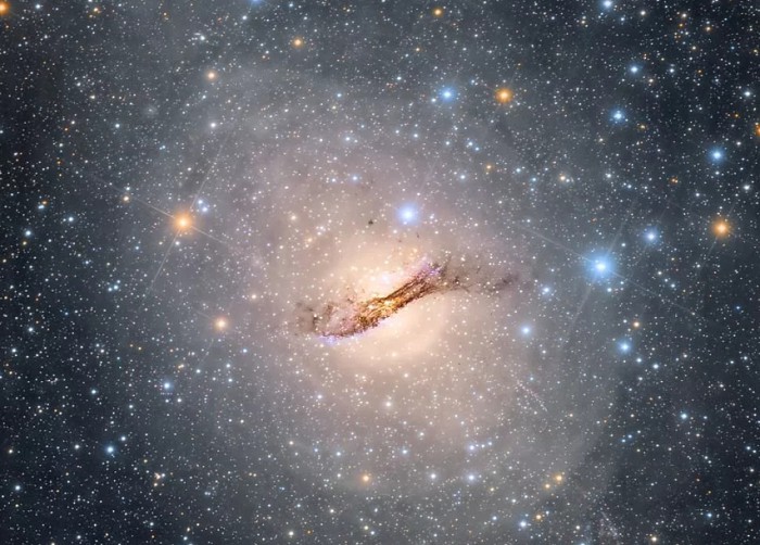 Гигантская линзовидная галактика Центавр А