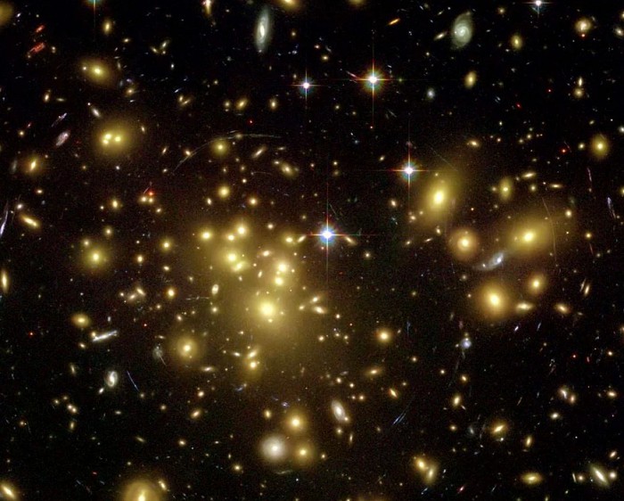 В созвездии Дева, в скоплении галактик Abell 1689