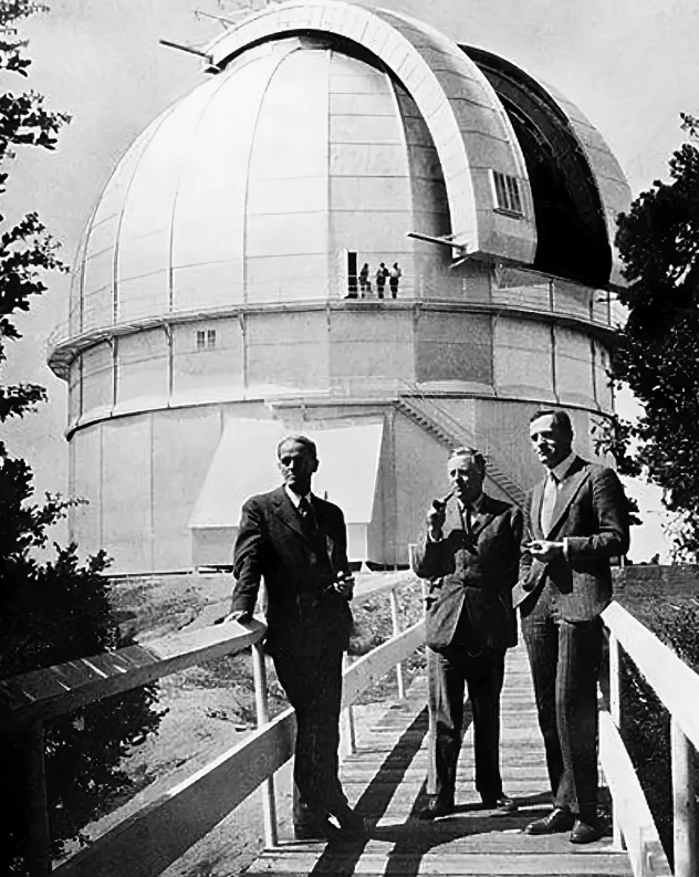 Уолтер Сидни Адамс, Джеймс Джинс и Эдвин Хаббл в обсерватории МаунтВилсон, США, 1932 г.