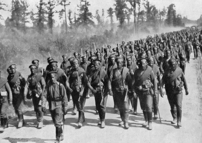 Первая мировая война. Русские пехотинцы, вооруженные винтовкой системы Мосина, на марше