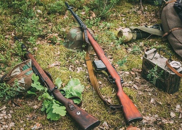 Советские и немецкие винтовки периода Второй мировой войны: системы Токарева СВТ-40 и немецкий карабин системы Маузера К98к.