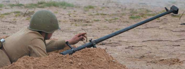 Советский пехотинец ведет огонь из противотанкового ружья ПТРД