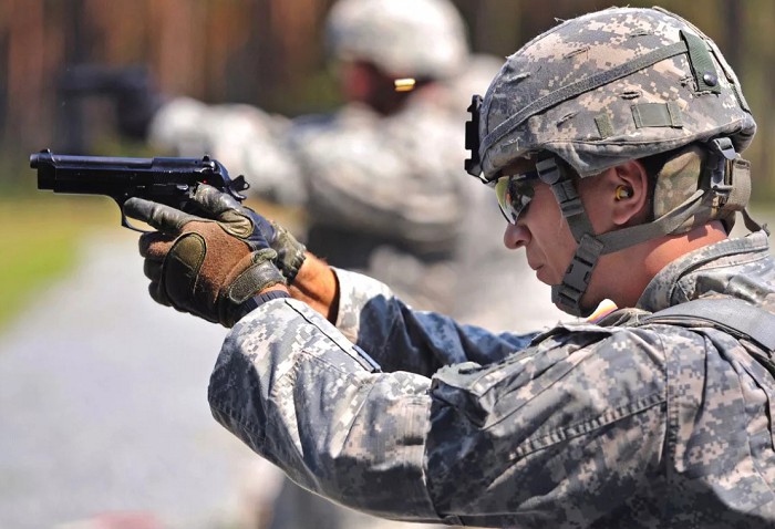 Военнослужащие армии США во время стрельбы из пистолета «Беретта» М9