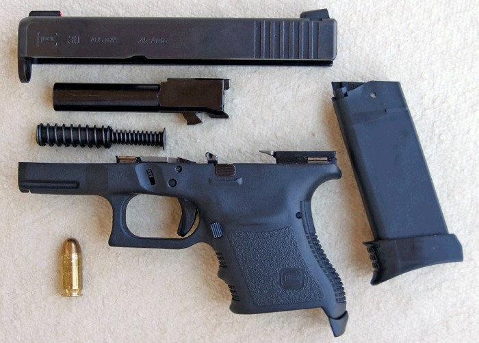 Основные детали (неполная разборка) пистолета «Глок»