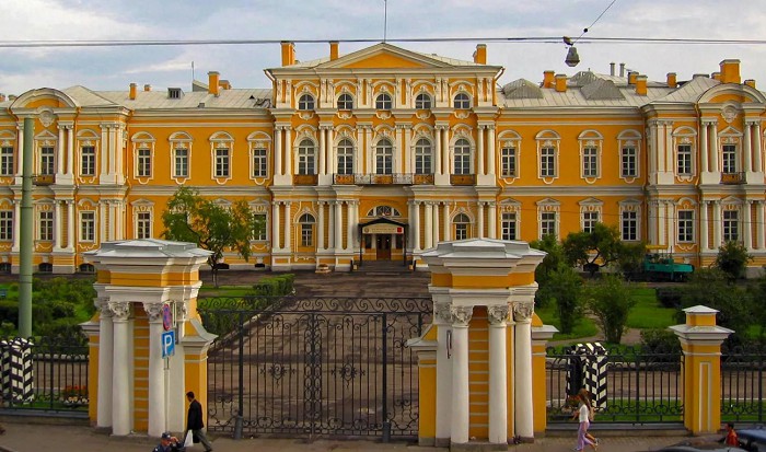 Военное училище в Санкт-Петербурге, названное в честь А. В. Суворова