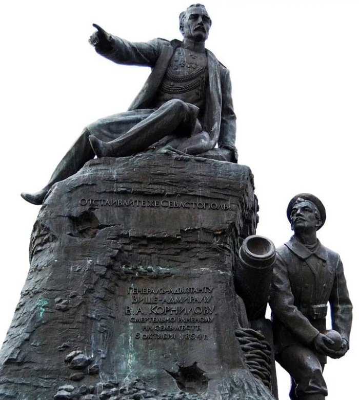 Памятник герою Крымской войны 1853–1856 гг. адмиралу В. А. Корнилову в Севастополе. Внизу справа — матрос Пётр Кошка