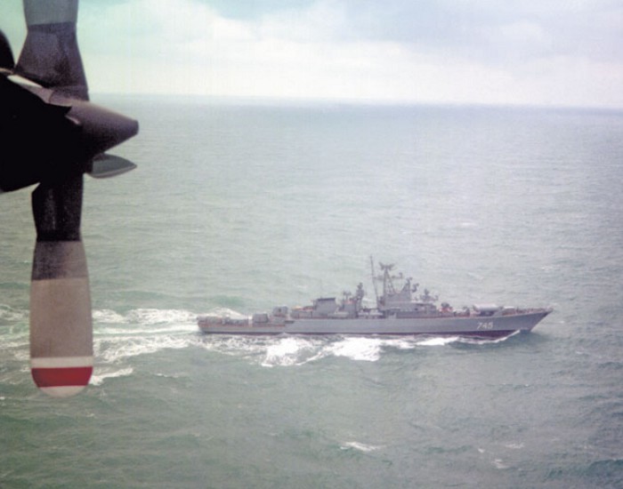 Сторожевой корабль проекта 1135 под крылом американского базового патрульного самолета Р-3 «Орион»
