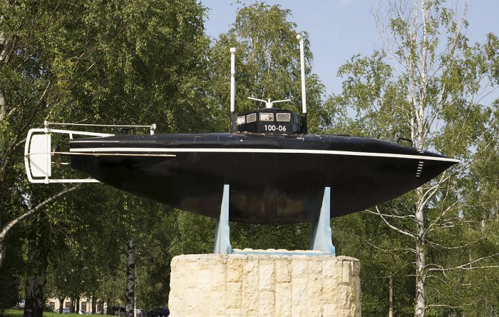Памятник первой серийной подводной лодке конструкции С. К. Джевецкого в Гатчине