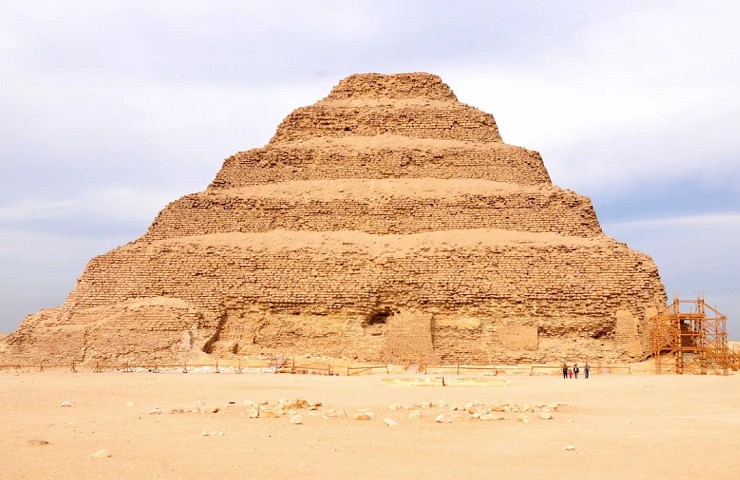 Пирамида фараона Джосера, построенная Имхотепом. Около 2650 г. до н. э. Саккара, Египет
