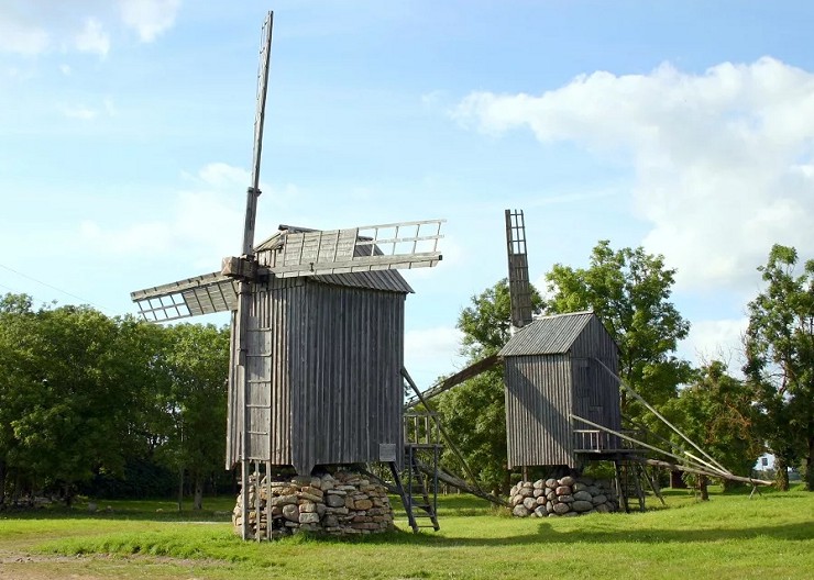 Старые деревянные мельницы эстонского острова Сааремаа