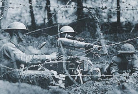 Британские пехотинцы в окопе с французской 37-мм легкой пушкой «Puteaux» обр. 1916 г.