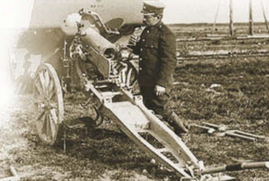 Русский артиллерист рядам с 76,2 мм горной пушкой обр. 1904 г.