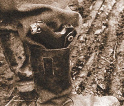 Cолдаты и офицеры частей передовых линий носили свой «Parabellum» Р 08 в сапоге или заткнув за пояс