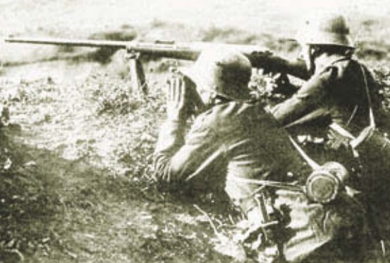 Расчет противотанкового ружья «Mauser» на огневой позиции