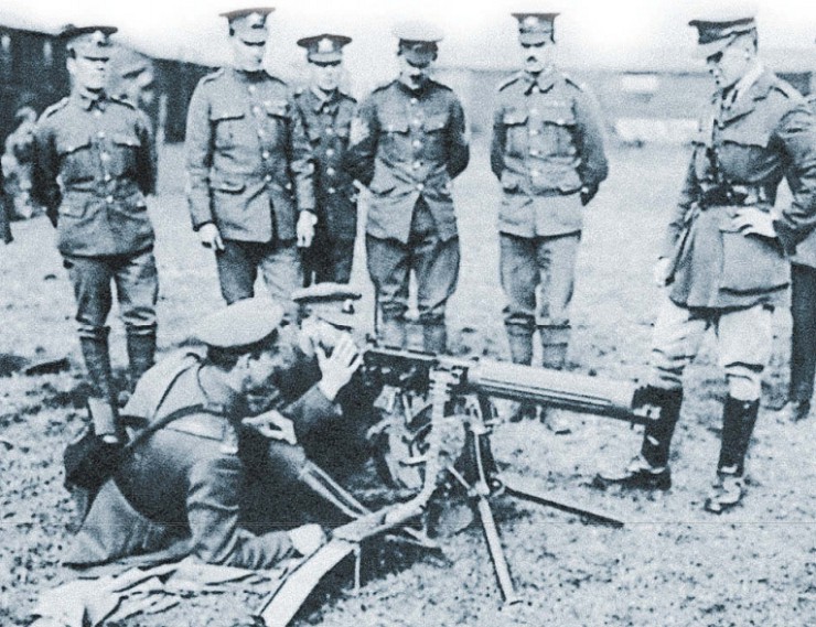 Русские офицеры под руководством британских инструкторов изучают станковый пулемет «Vickers»