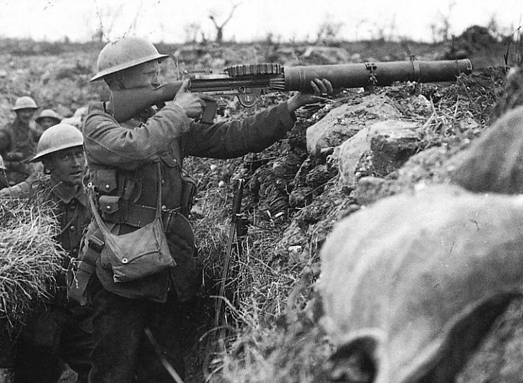 Во время Первой мировой войны пехотные пулеметы «Lewis» стали одним из основных видов автоматического оружия армий Великобритании и ее доминионов