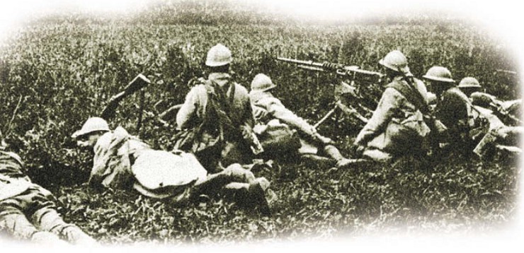 Смешанное франко-британское пехотное подразделение во время одного из решающих наступлений 1918 г.