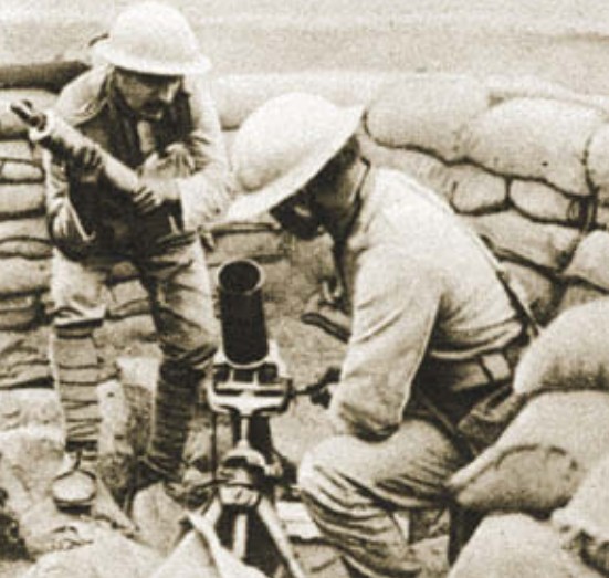 Солдаты армии Великобритании заряжают миномет Стокса, Западный фронт, фото времен Первой мировой войны