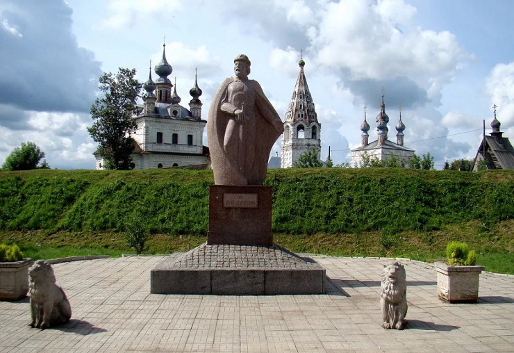 Скульптура Юрия Долгорукого в Юрьеве-Польском