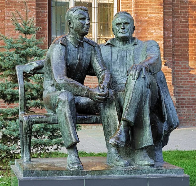 Монумент Юрию Гагарину и Сергею Королеву в Таганроге