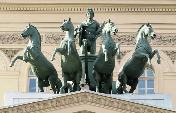 Скульптурная композиция с фигурами лошадей установленная на фасаде Большого театра