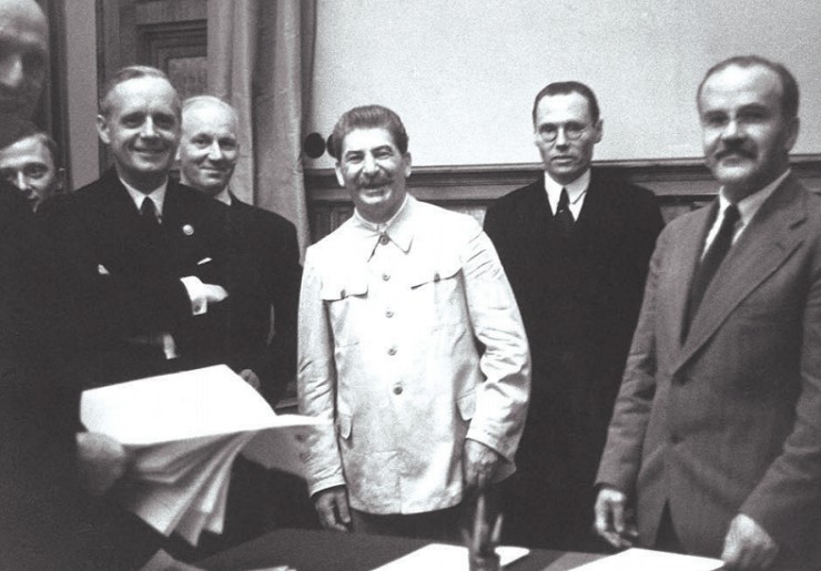 Подписание пакта Молотова-Риббентропа в Москве 1939 г. В переднем ряду слева направо: И. фон Риббентроп, И.В. Сталин и В.М. Молотов