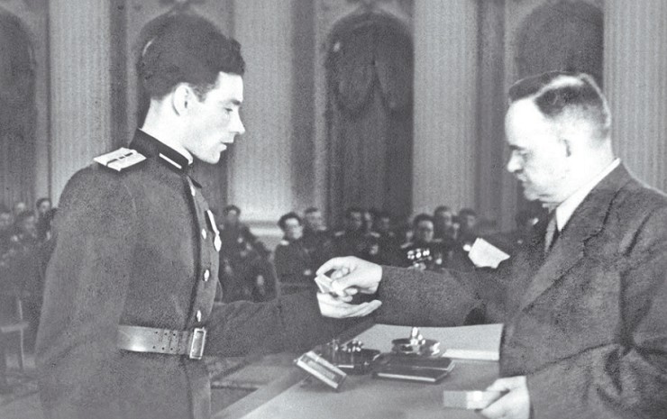 На фото председатель Президиума Верховного Совета СССР Н.М. Шверник вручает медаль «За боевые заслуги» капитану И.В. Бабишеву. 15 июля 1952 г. Из личного архива семьи Е.А. Фрей