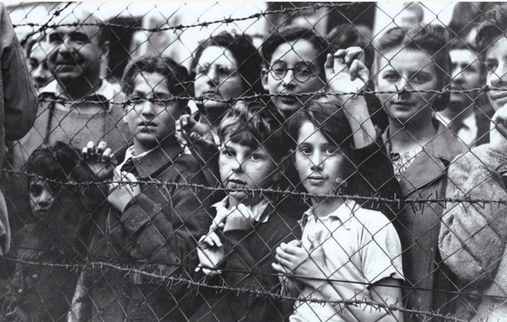 Заключенные концлагеря в г. Виттель во Франции ждут своего освобождения