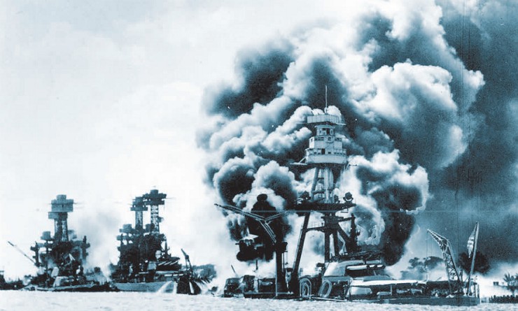 Перл-Харбор после японской атаки. Строй пылающих американских линкоров