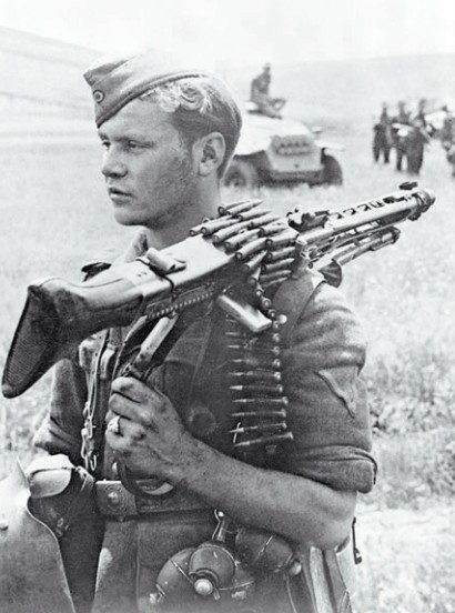 Немецкий пехотинец с пулеметом MG-42