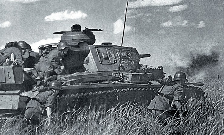 Атака немецкой пехоты совместно с танком PzKpfw III
