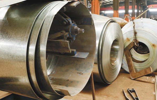 Производство оцинкованной стали. Цинк используется для защиты стали от коррозии