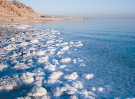 Отложения солей на берегу Мёртвого моря